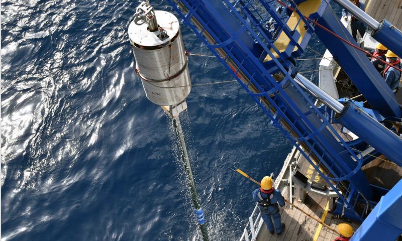 Mit der hochmodernen Tiefsee-Bohrvorrichtung „Giant Piston Corer-System“ an Bord des Forschungsschiffs Kaimei ist es möglich, den Tiefsee-Untergrund präzise zu beproben.