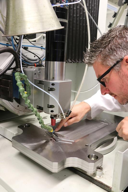 Udo Eckert, Group Leader Microsystems Manufacturing & Technical from the Functional Surfaces and Micromanufacturing department at Fraunhofer IWU, tests the finishing of a milled tool.