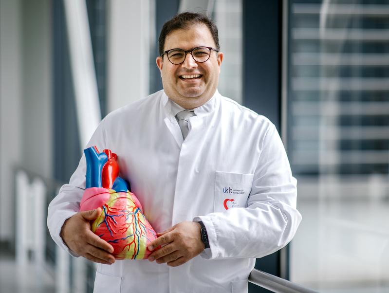 Minimalinvasive Eingriffe sind sein Spezialgebiet: Prof. Farhad Bakhtiary ist neuer Direktor der Klinik für Herzchirurgie am Universitätsklinikum Bonn.