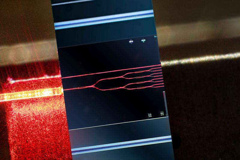 Test-Kit für hochgenaue selbst-ausrichtende Montagetechnologie zur Integration von Lichtquellen und Detektoren mit photonischen integrierten Schaltungen. Dargestellte photonisch integrierte Schaltung repräsentiert Design und Herstellung in SiN-Technologie