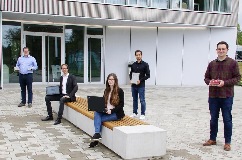 Freuen sich über die Fortsetzung des Graduiertenkollegs SiMET: Prof. Dr. Wolfang Bessler und die Doktorandin Jennifer Brucker (sitzend von links) sowie die Doktoranden Michael Quarti, David Schmider und Jonas Braun (stehend von links). 