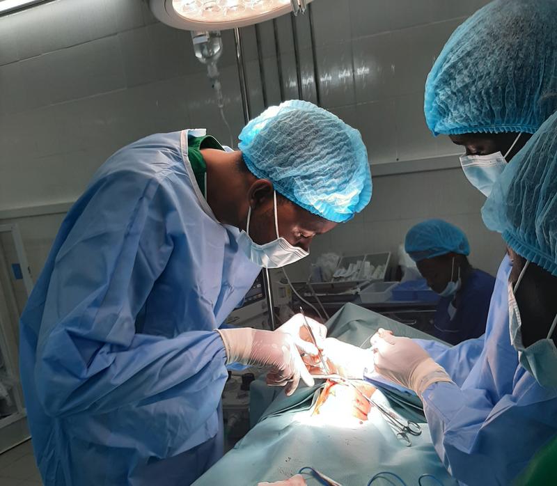 Hochkonzentriert: Der angehende Kinderchirurg Florent A Zeng, BEBUC-Stipendiat im Masterstudium an der Cheikh Anta Diop University in Dakar, Senegal, operiert einen Nabelbruch bei einem vier Jahre alten Jungen.