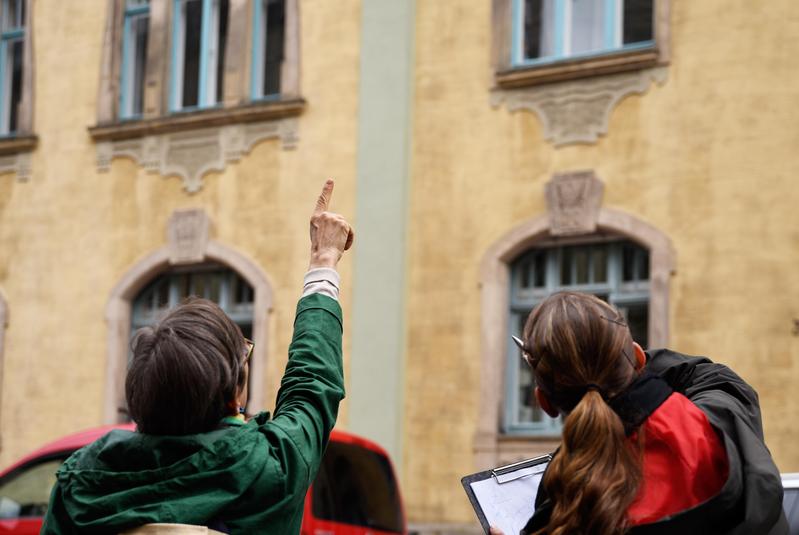 Die wissenschaftlichen Mitarbeiterinnen Alexandra Schmölder (l.) und Ruth Tenschert erfassen den Glasbestand an einem Denkmal in Bamberg. 