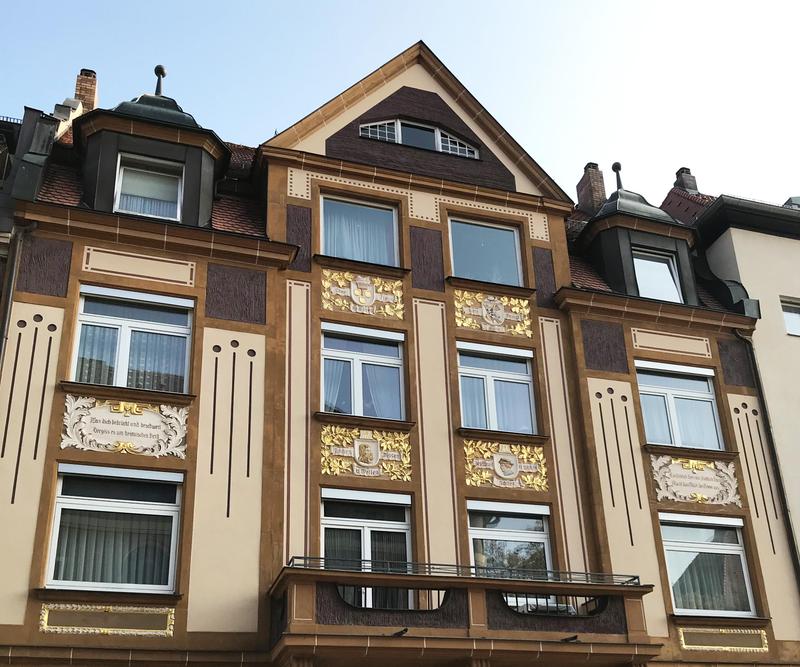 So sieht die Fassade eines Hauses aus, das um 1900 gebaut wurde, und nun mit modern geteilten Alufenstern ausgestattet ist.