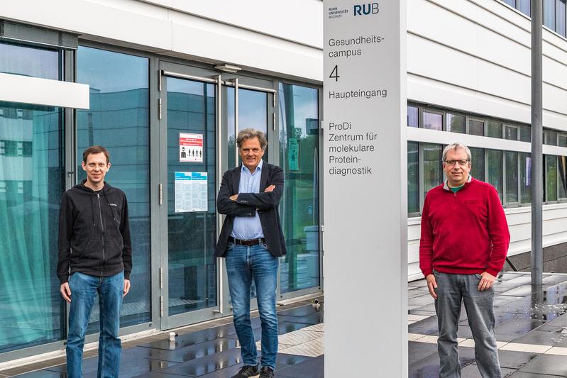 Bochumer Forschungsteam: Till Rudack, Klaus Gerwert, Carsten Kötting (von links)
