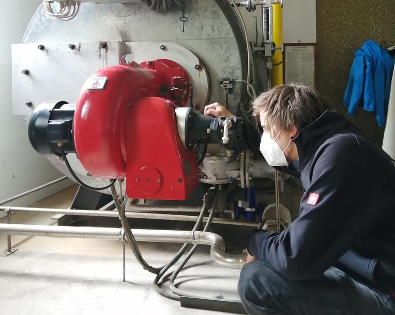 Ingenieur Dr. Andy Gradel bei der Analyse der Energieströme der Brauerei; 