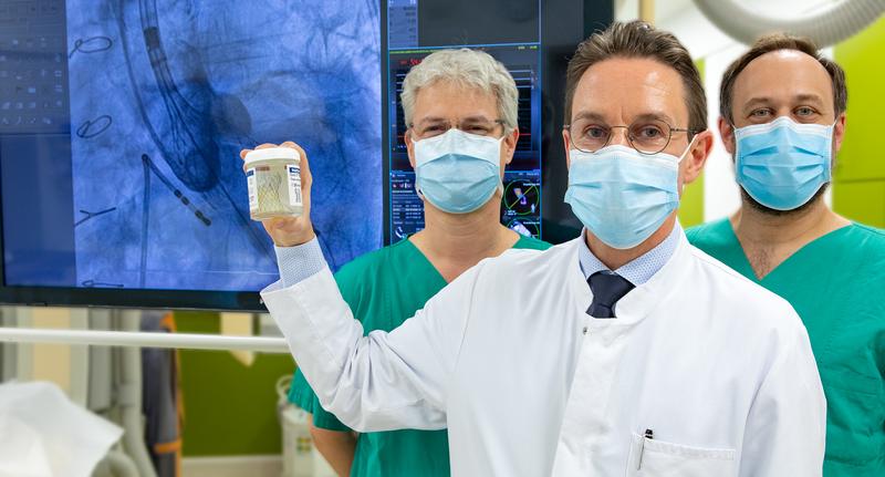 Professor Bauersachs with the new TAVI system in the foreground and Professors Dr Julian Widder (left) and Dr Tibor Kempf. 