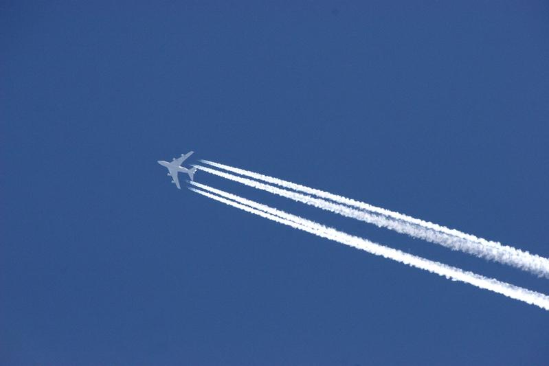 Flugzeuge erzeugen Kondensstreifen, die sich zu größeren Zirruswolken ausbreiten können.