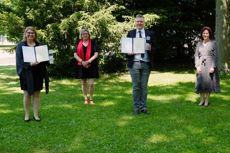 Von links nach rechts: Ostfalia-Lehrpreisträgerin Prof. Dr. Monika Aldinger, Ostfalia-Präsidentin Prof. Dr. Rosemarie Karger, Ostfalia-Lehrpreisträger Florian Pramme sowie Susanne Stobbe, Vizepräsidentin für Lehre, Studium und Weiterbildung.