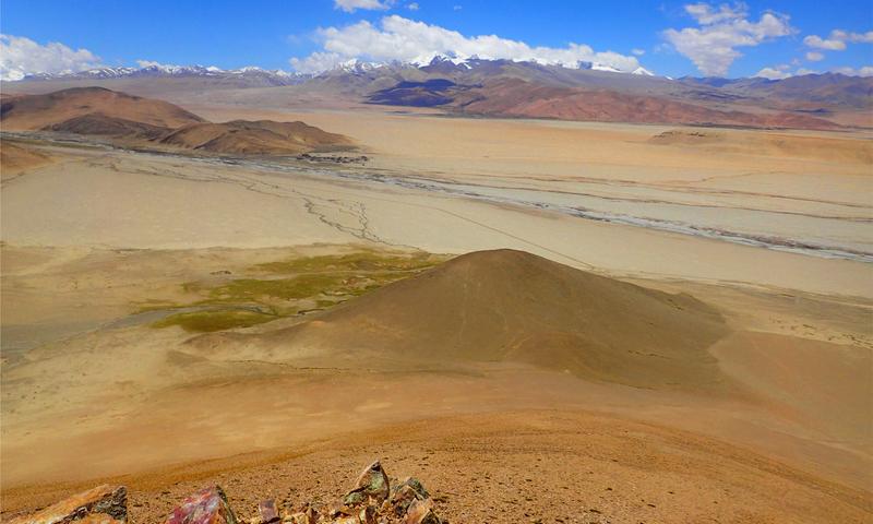 Ausgrabungsstätte Su-re im tibetischen Hochland: Die Ausgrabungsstätte Su-re im Norden des Mount Everest-Cho Oyu Massives (links) im so genannten Tingri Graben auf einer Höhe von 4450 Metern.   