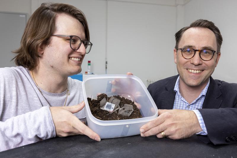 Xavier Aeby und Gustav Nyström haben eine komplett gedruckte, biologisch abbaubare Batterie entwickelt, die aus Zellulose und anderen ungiftigen Komponenten besteht.