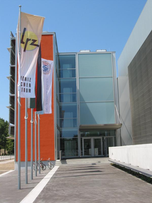 Haupteingang zum neunen LRZ-Gebäude in Garching bei München