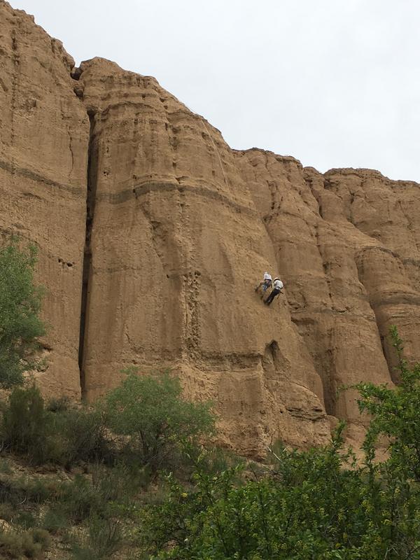 Charlotte Prud’homme seilt sich zur Entnahme der Bodenproben ab. Die 80 Meter dicke Sedimentabfolge im Charyn-Canyon, Kasachstan, dokumentiert den Klimawandel in den letzten fünf Millionen Jahren.