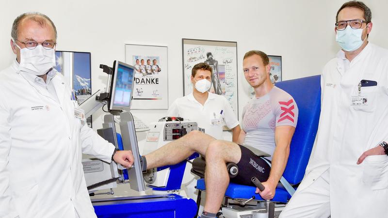 Prof. Klaus-Dieter Schaser, Medizinischer Direktor des OUPC, Sportwissenschaftler Philipp Flößel, Bob-Doppel-Olympiasieger Francesco Friedrich und Prof. Alexander Disch, Koordinator Sportmedizin am OUPC. 