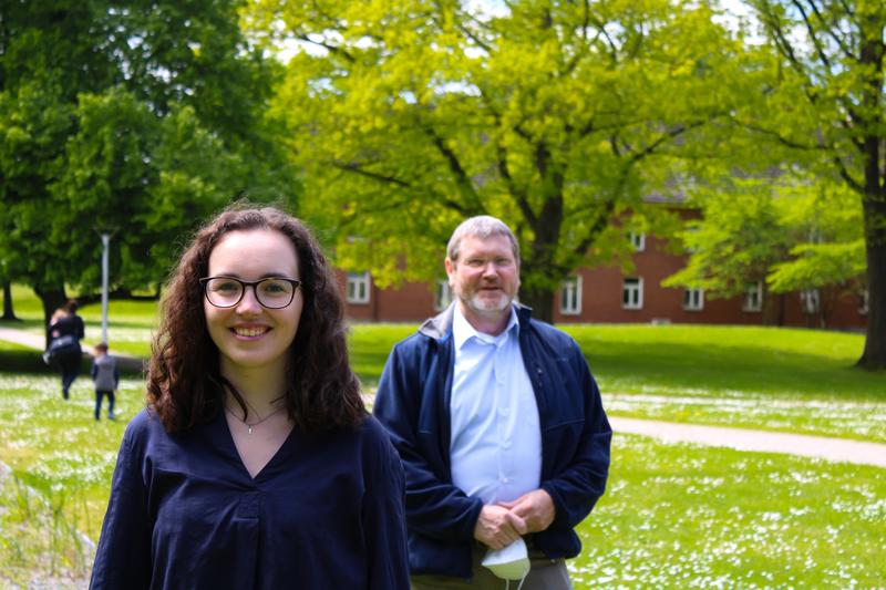 PhD student Franziska Klimpel (left) and geochemistry Professor Michael Bau (right) examined the various garnet sands and published their findings recently. 