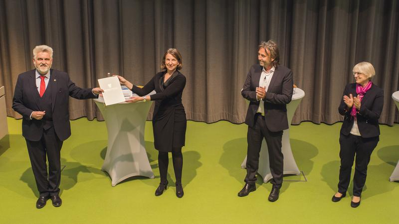 Minister Prof. Dr. Armin Willingmann verleiht das Promotionsrecht an die Hochschule Magdeburg-Stendal. Rektorin Prof. Dr. Anne Lequy, Prof. Dr. Bernd Ettmer, Leiter des Promotionszentrums Umwelt und Technik, und Prorektorin Prof. Dr. Kerstin Baumgarten 