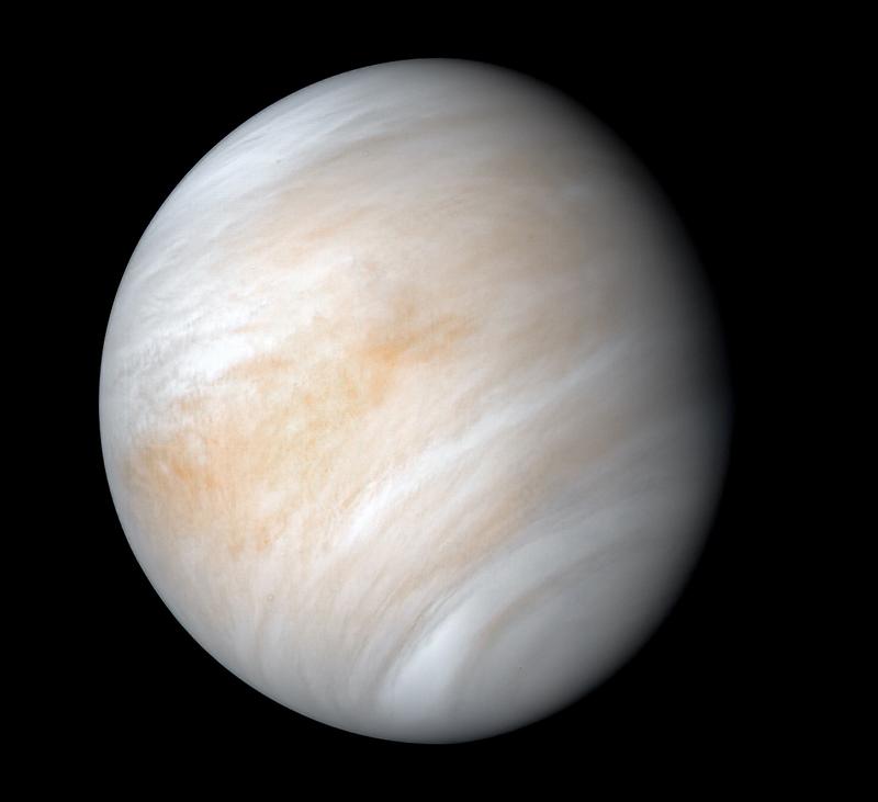 Ein Bild der Venus, aufgenommen von der Mariner-10-Sonde im Februar 1974 (Kontrast erhöht). Die dichte Atmosphäre der Venus ist verantwortlich für die ungewöhnliche induzierte Magnetosphäre. 