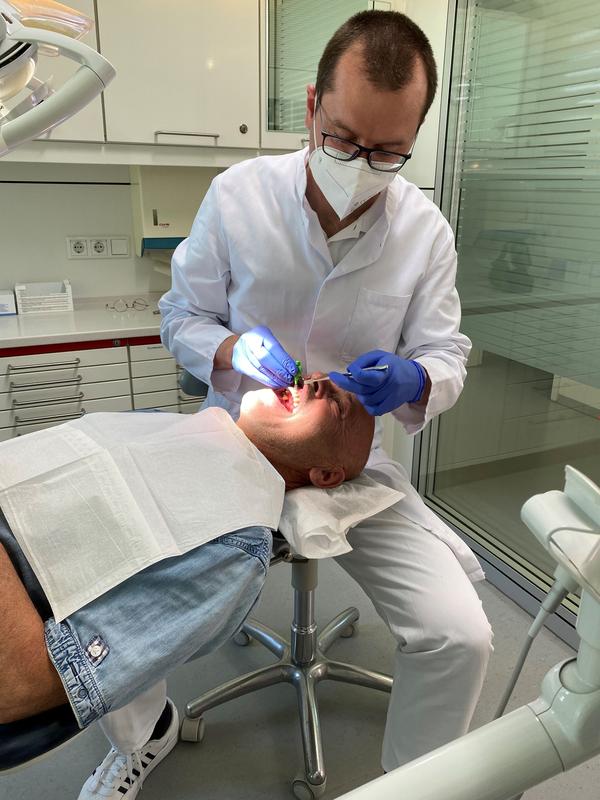 Dr. Lukasz Jablonowski in the Greifswald dental clinic
