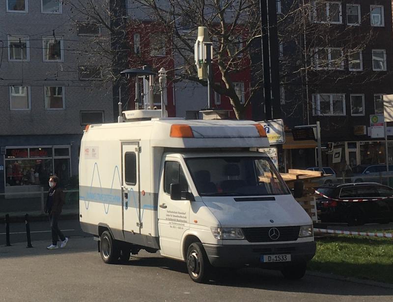 Messwagen des HSD-Forschungsschwerpunktes Umweltmesstechnik in der Luftreinhaltung (UMT) an der Münsterstraße mit zahlreichen Messgeräten.