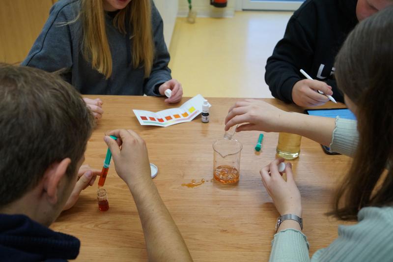 Die Deutsche Bundesstiftung Umwelt (DBU) fördert ein Bildungsprogramm. Das Ziel – passend zum Tag des Meeres am 8. Juni: die jungen Leute schon früh durch Praxisarbeit für den Schutz von Meeren und Flüssen zu begeistern.