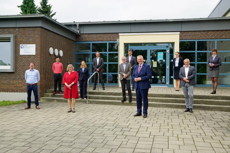 Niedersachsens Wissenschaftsminister Björn Thümler vor dem Haupteingang der Ostfalia Hochschule in Suderburg 