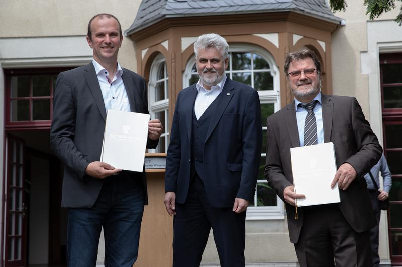 v.l.n.r.: Prof. Dr. Mathias Seitz, Professor für Verfahrenstechnik/Technische Reaktionsführung, Prof. Dr. Armin Willingmann (Wissenschaftsminister des Landes Sachsen-Anhalt) und Prof. Dr. Jörg Kirbs (Rektor der Hochschule Merseburg)