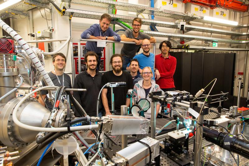 n ihrem Experiment hat das Team um Prof. Dr. Tim Salditt (hinten links) - hier bei Arbeiten im Oktober 2019 - durch einen intensiven Laserimpuls von wenigen milliardstel Sekunden ein Plasma im Wasser erzeugt.