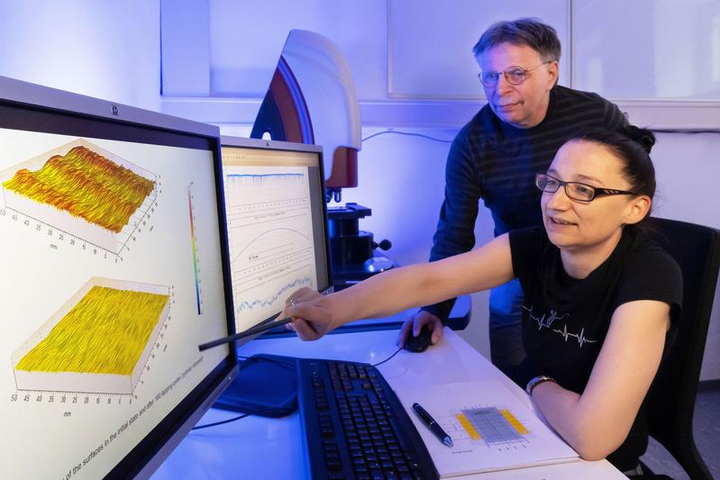 Die Materialwissenschaftler Susanne Sandkuhl und Volker Herold werten eine 3D-Oberflächenmessung aus