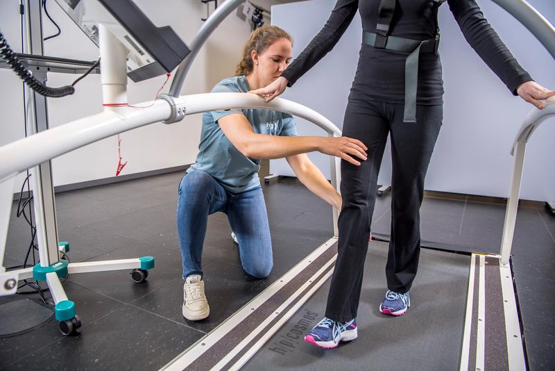 Kann Kraft- oder Ausdauertraining bei richtiger Anwendung und Dosierung Schmerzen im Knie reduzieren? Das wird an der Hochschule für Gesundheit in Bochum untersucht. 