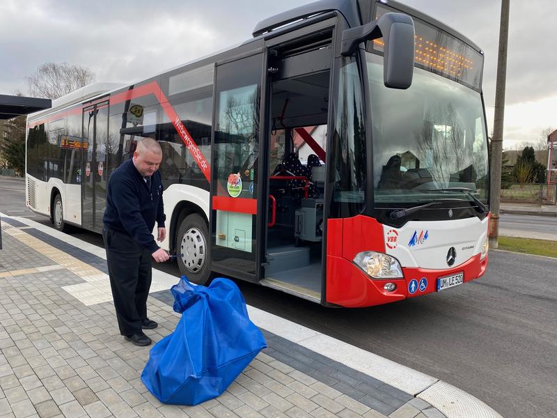 Busfahrer registriert die Warensendung.  