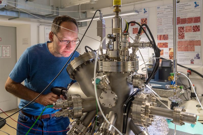 Markus Lackinger transferiert mittels Vakuumgreifer eine Probe in der Ultrahochvakuum-Kammer. Sie enthält alle Einrichtungen zur Herstellung und Analyse von Proben im Vakuum. 