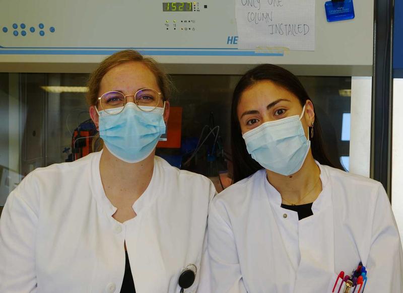 Dr. Theresa Graalmann (l.) und Dr. Verónica Durán from the Institute for Experimental Infection Research at TWINCORE