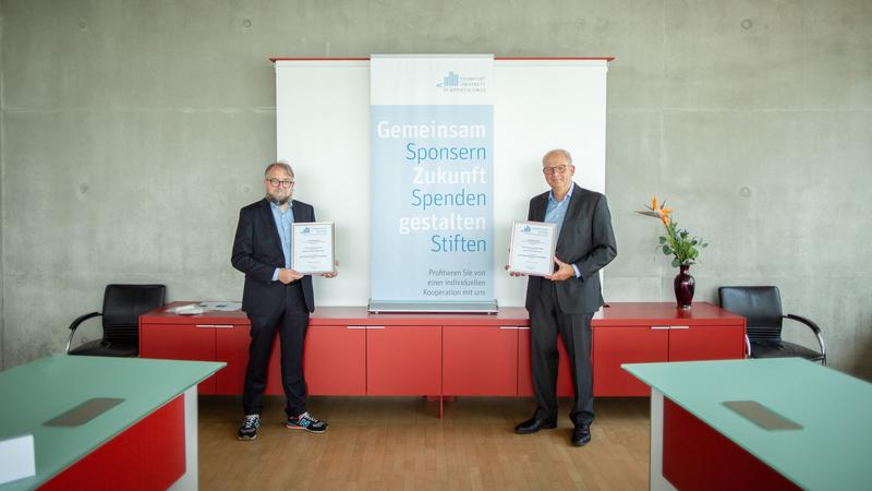 Die Preisträger Prof. Dr.-Ing. Holger Techen (rechts) und Dr.-Ing. Jochen Krimm.