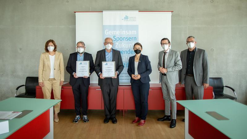 v.l.n.r.: Karen Hoyndorf, Vorsitzende der Jury; Dr.-Ing. Jochen Krimm; Prof. Dr.-Ing. Holger Techen; Prof. Dr. Martina Klärle, Stiftungsvorsitzende; Prof. Dr. Frank E.P. Dievernich, Präsident der Frankfurt UAS; Prof. Dr.-Ing. Ulrich Knaack