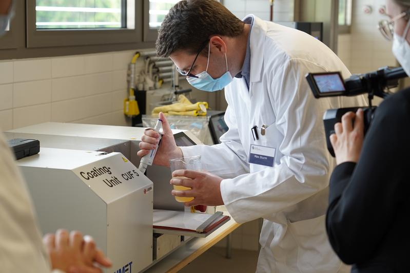 Zahlreiche ForscherInnen der Hochschule Albstadt-Sigmaringen nutzen die topmodernen Labore der Modellfabrik. Einer von mehreren Schwerpunkten ist die Entwicklung nachhaltiger Verpackungskonzepte.