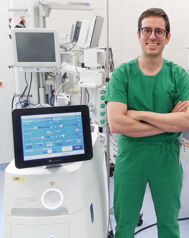 Dr. Charis Kalogirou, Oberarzt der Urologischen Klinik des Uniklinikums Würzburg, neben der Konsole des neuen Lasersystems.