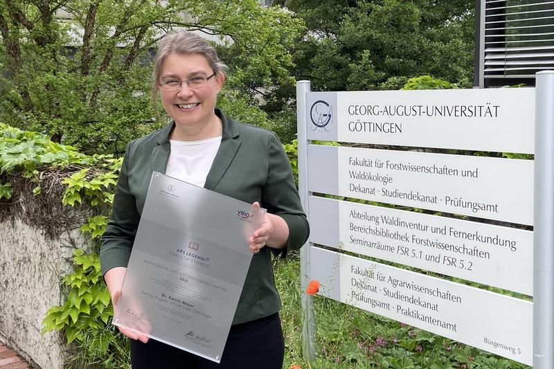 Dr. rer. nat. Katrin Meyer von der Fakultät für Forstwissenschaften und Waldökologie der Georg-August-Universität Göttingen erhält den diesjährigen Ars legendi-Fakultätenpreis in der Kategorie Biowissenschaften. 