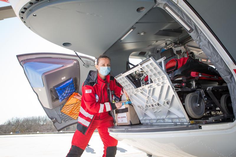 Dr. Katrin Judemann verstaut das Plasma im Hubschrauber „Christoph Regensburg“.