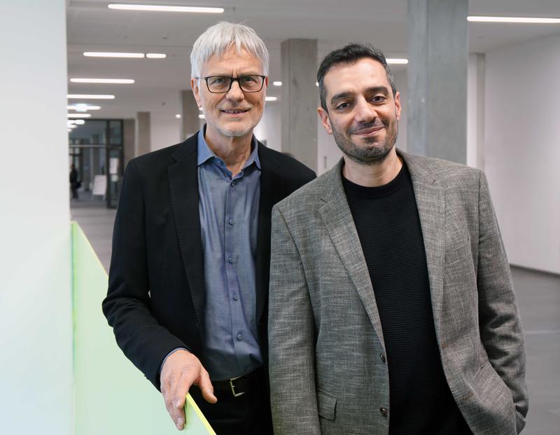 Prof. Dr. Reinhold Hedtke (l.) und Mahir Gökbudak (r.). Foto: Universität Bielefeld