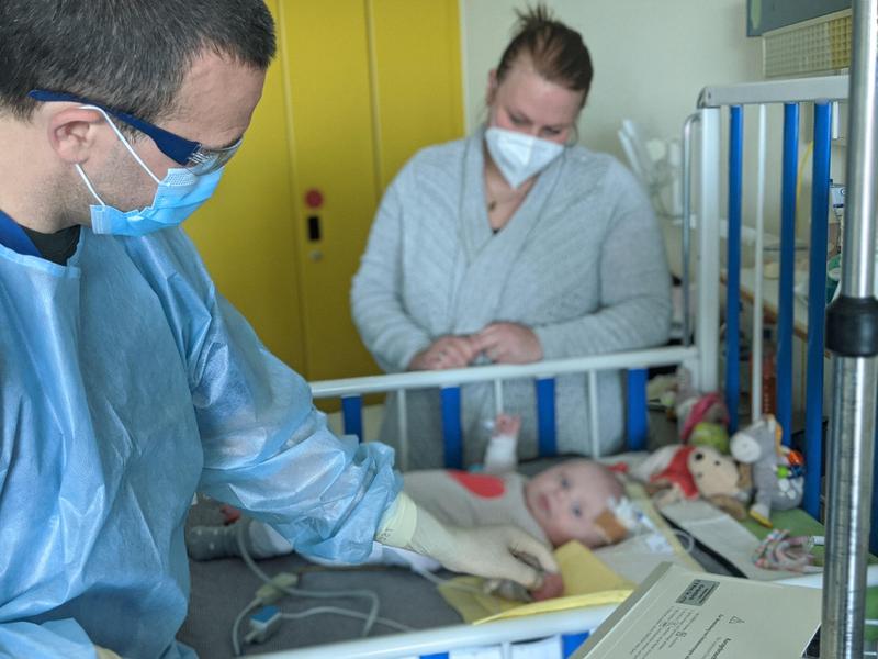 Jasmin Lienert und Dr. Oliver Schwartz bei der Behandlung von Amy.