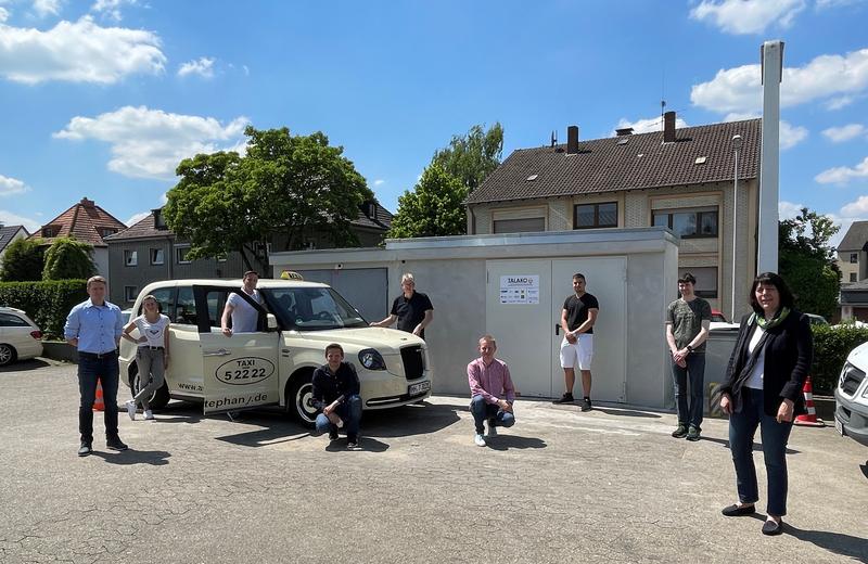 Das Forschungsteam des Lehrstuhls für Internationales Automobilmanagement der Universität Duisburg-Essen mit Prof. Dr. Heike Proff (r.) bei der Inbetriebnahme der Prototypanlage in Mühlheim.