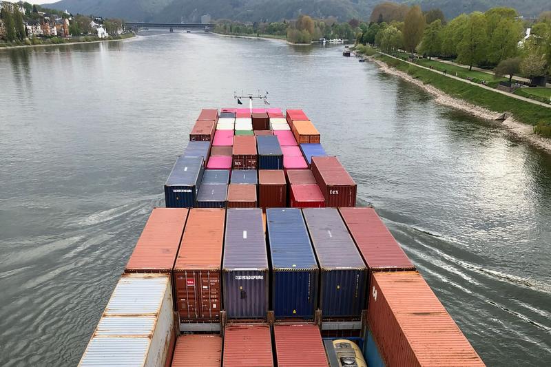 Vollbeladenes Schiff auf dem Rhein bei Koblenz. Die Klimawirkungs- und Risikoanalyse zeigt, wie sich die Transportschifffahrt an den Klimawandel anpassen kann. 