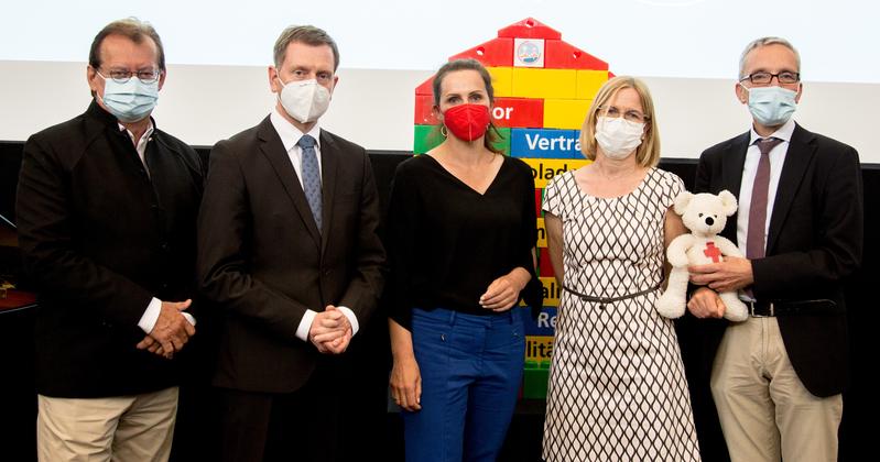 (v.l.n.r.) Prof. Michael Albrecht, Sachsens Ministerpräsident Michael Kretschmer sowie Annett Hofmann, die Schirmherrin des Kinderpalliativzentrum, Leiterin Dr. Silke Nolte-Buchholtz und Prof. Reinhard Berner, Klinik für Kinder- und Jugendmedizin.