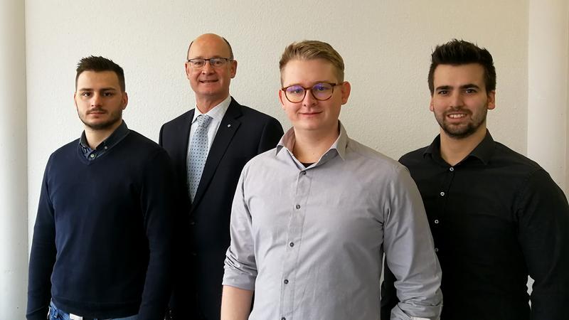 Das Gründerteam von links: Marko Sekulic, Prof. Dr. Walter Wincheringer (Mentor), Marec Kexel und Finn Venter. Das Foto wurde vor Ausbruch der Corona-Pandemie aufgenommen.