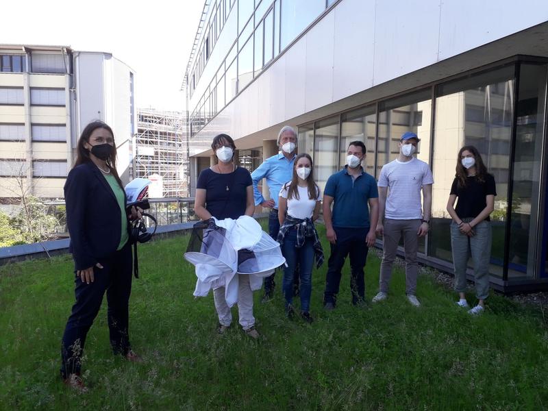 Gemeinsam für mehr Biodiversität auf dem Campus (v.l.): Prof. Dr. Martina Klärle, Bettina Radgen und Jörg Keller mit den Studierenden Isabell Edelbluth, Paul Schinnenburg, Leon Morlock und  Svenja Zöller