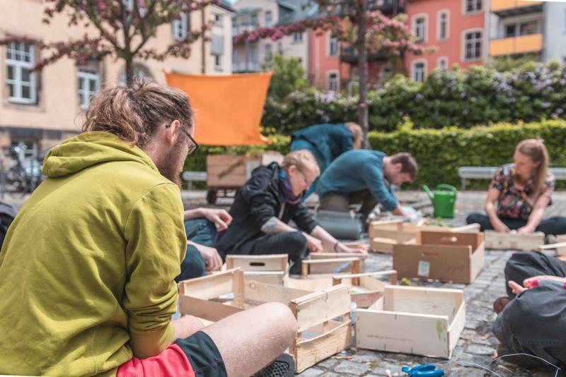 Bei der Nachhaltigkeitswoche 2019 bauten Workshopteilnehmerinnen und -teilnehmer im Garten des Marcus-Hauses Wurmkisten.