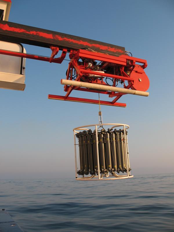 So-called rosette samplers are used to take water samples at different water depths. The Oldenburg team analyzed the distribution of dissolved organic matter in the Black Sea.