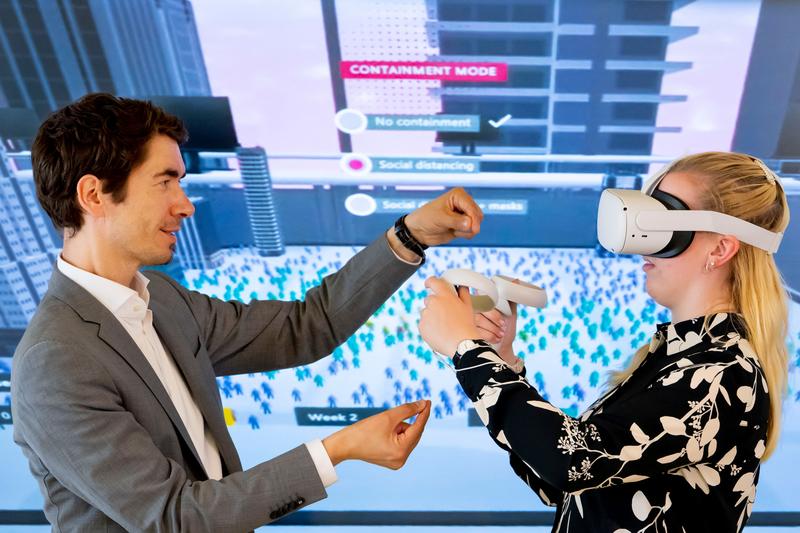 Prof. Alexander Gröschner with a test person during an experiment in virtual reality