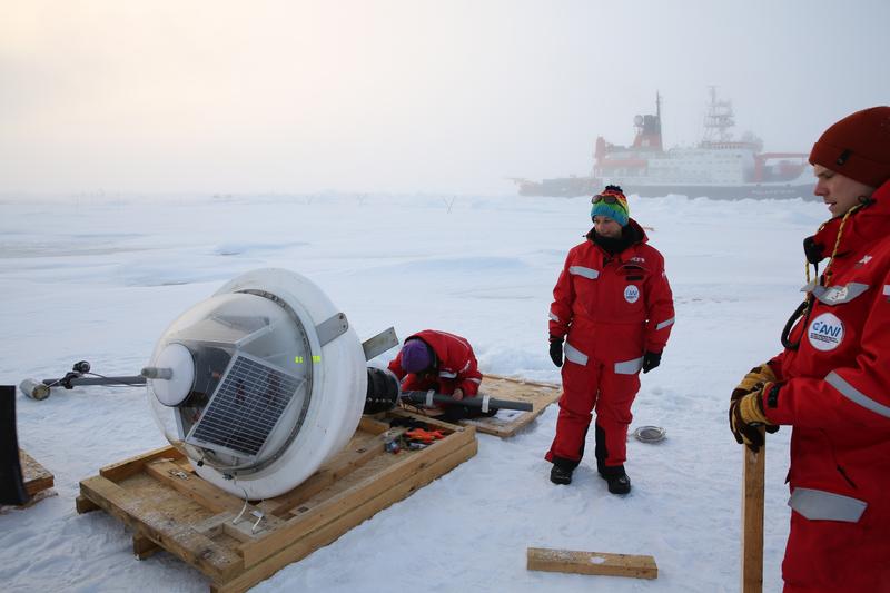Aussetzen einer Messboje auf dem arktischen Meereis.