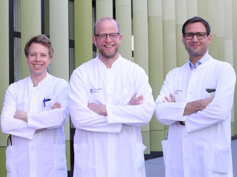 Dr. Alexander Simonis, Dr. Sebastian Theobald und Priv. Doz. Dr. Jan Rybniker, Leiter des Forschungslabors der Infektiologie an der Uniklinik Köln und Letztautor der Studie (v.l.n.r.)